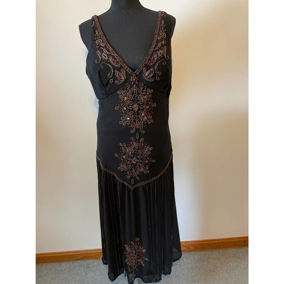 Elegant Black Embroidered Dress - Picture 11 of 15